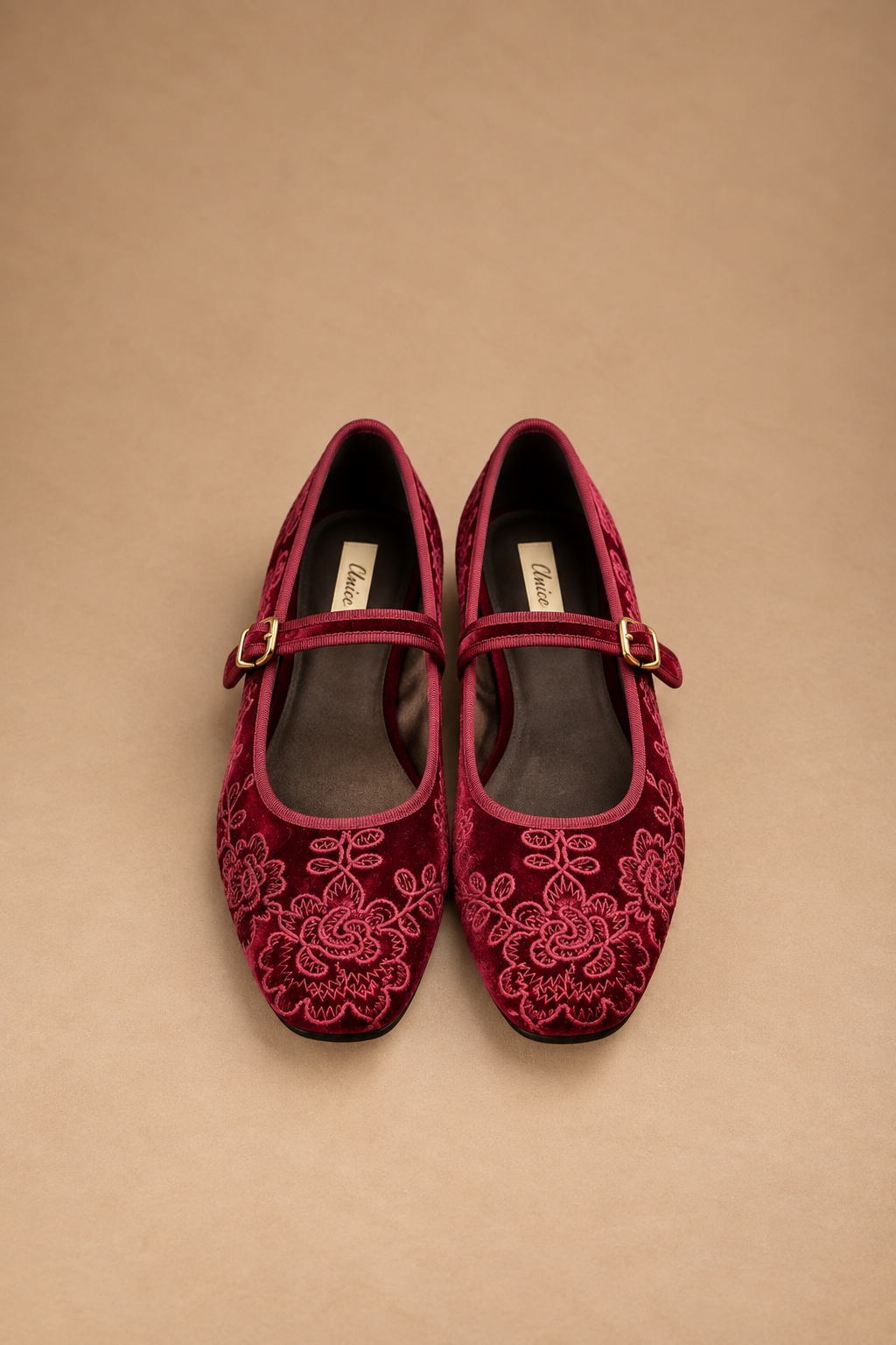 Ballerina Mary Jane Donna in Velluto Bordeaux Ricamato con Cinturino e Fibbia