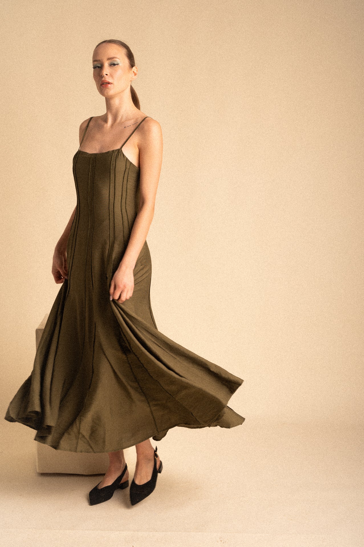 Abito Avenue Lungo Khaki a Spalline con Struttura a Pannelli