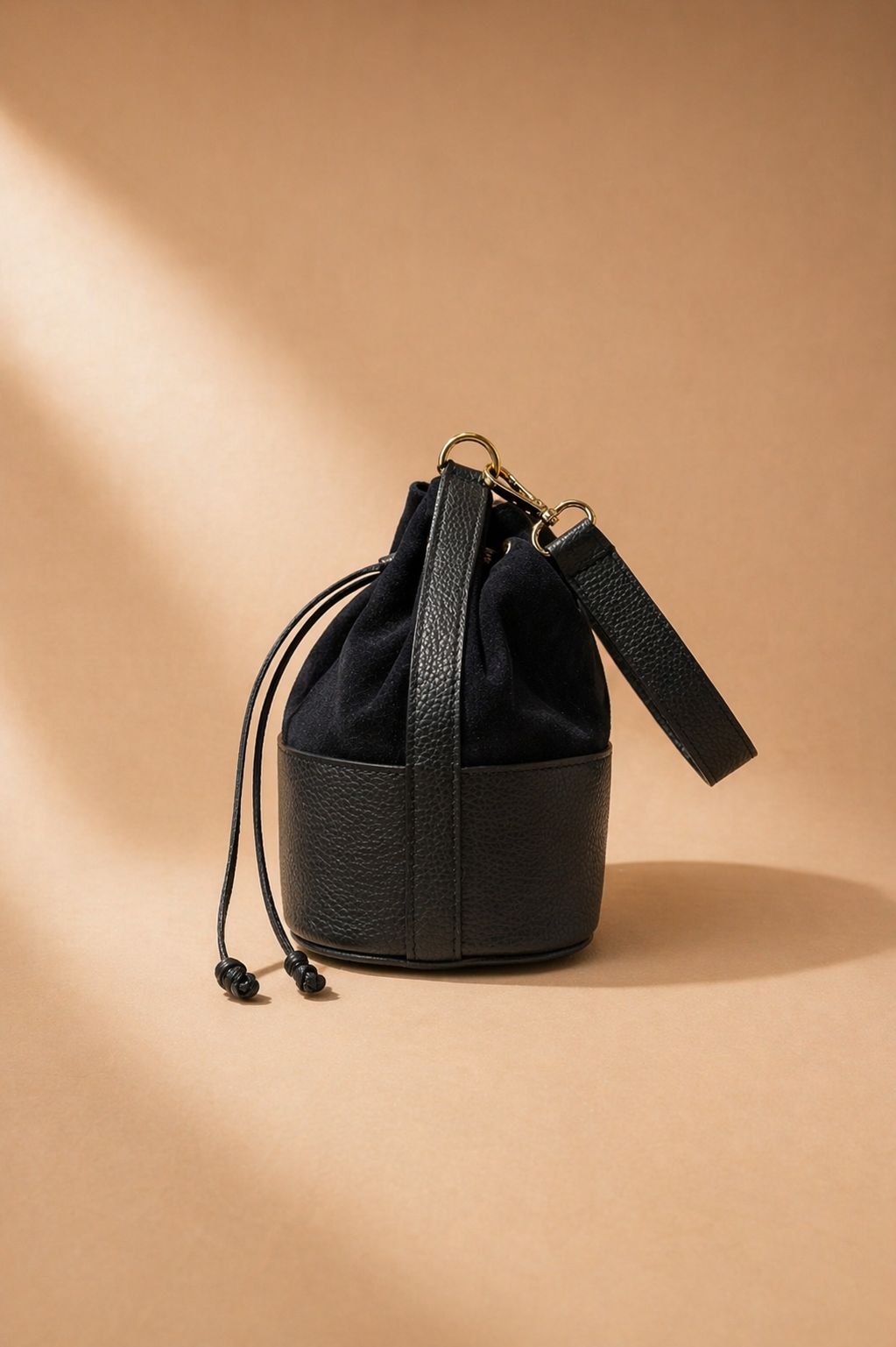 Borsa Secchiello in Pelle e Camoscio blu notte con Coulisse e Doppia Tracolla