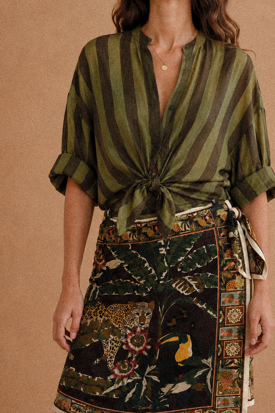 Camicia a righe verde oliva in cotone con colletto coreano – Manica 3/4