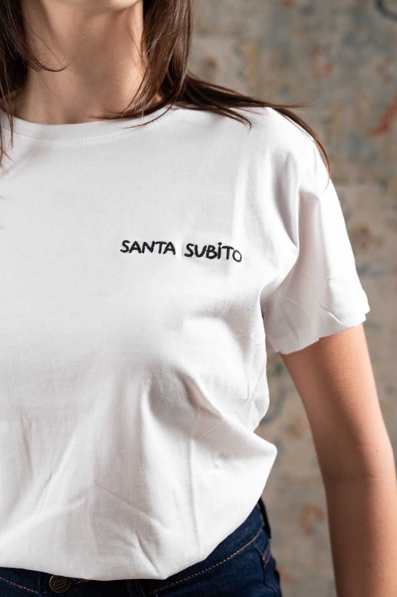 T-shirt bianche con scritte ricamate