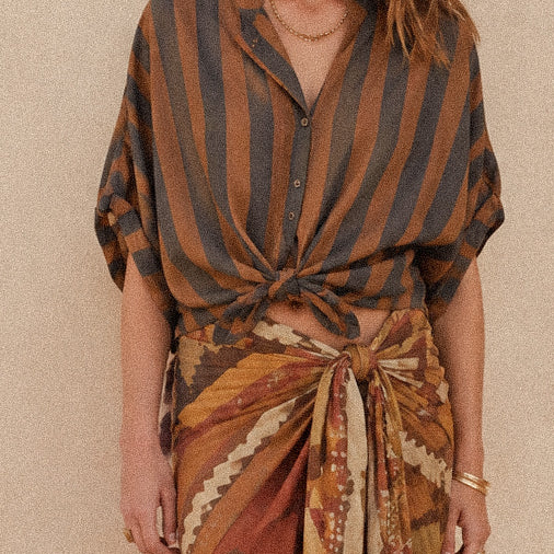Camicia a righe marroni e terracotta con collo coreano