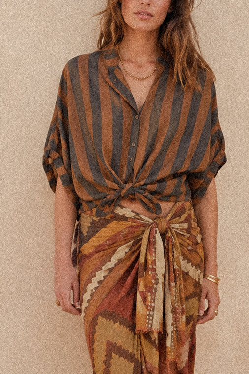 Camicia a righe marroni e terracotta con collo coreano