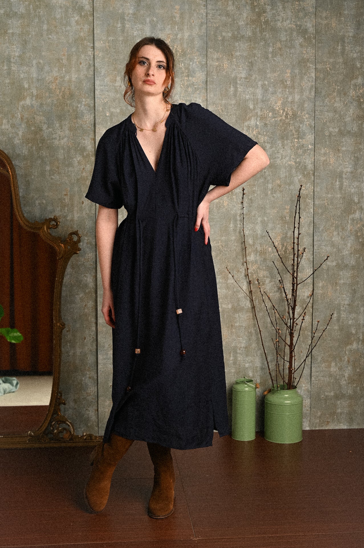 Abito lungo blu fluido con laccio regolabile in vita – vestibilità Soft Flow