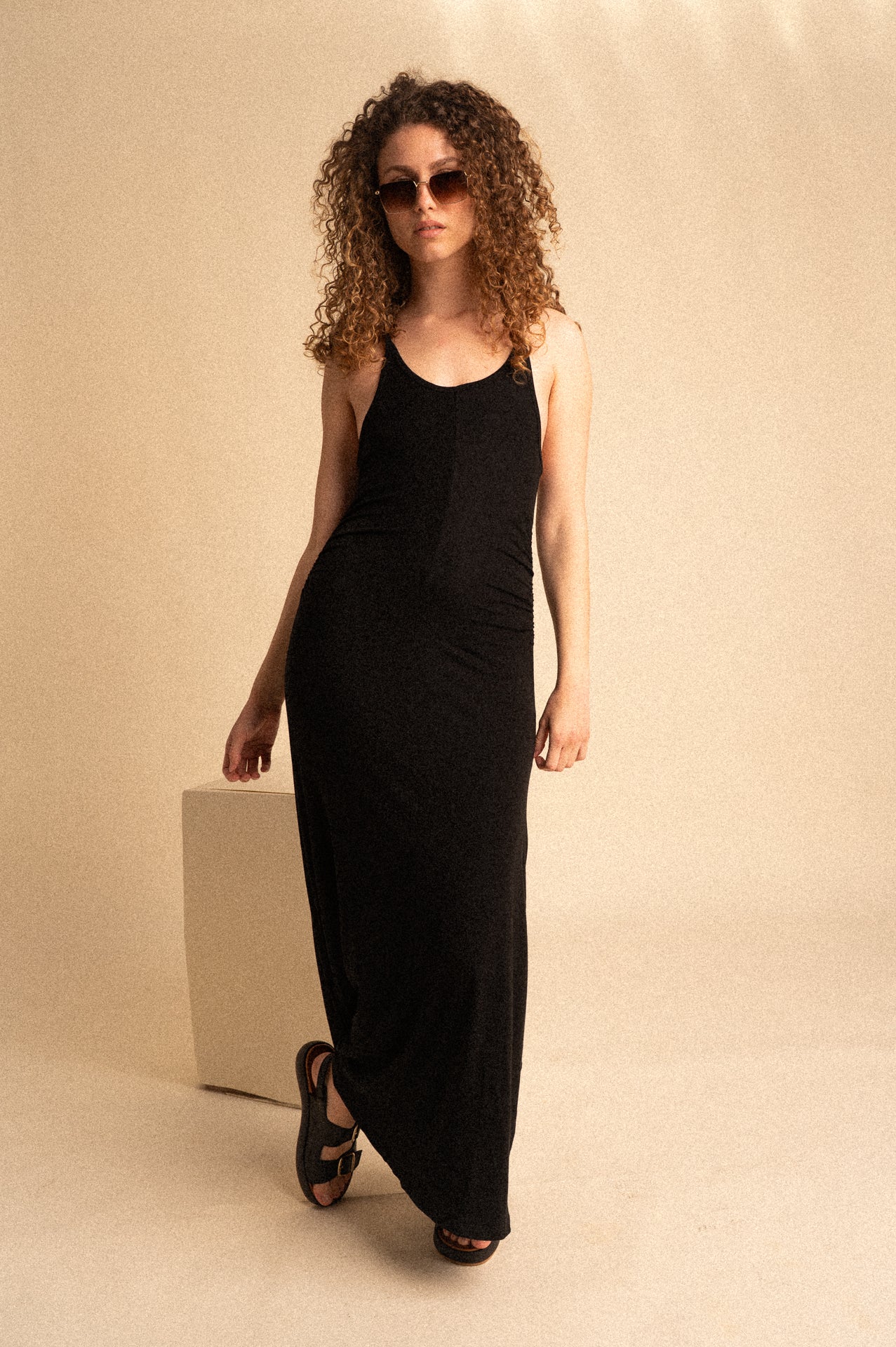Abito lungo aderente in Tencel nero con arricciatura laterale