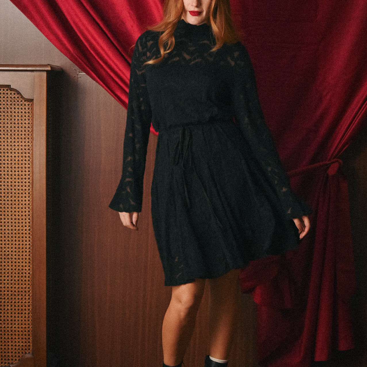 Abito Nero con Lavorazione Traforata: Sofisticatezza e Trasparenze