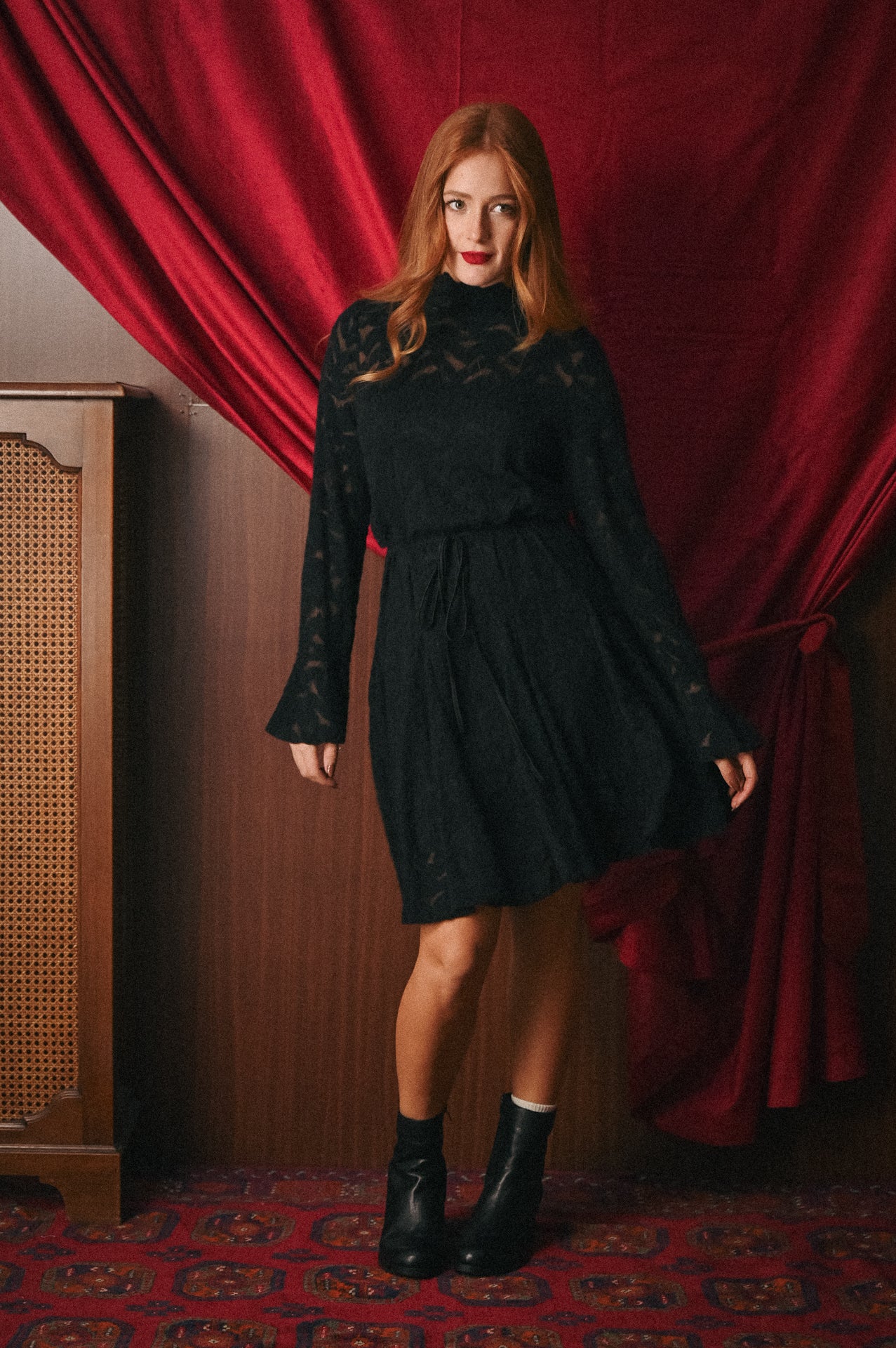 Abito Nero con Lavorazione Traforata: Sofisticatezza e Trasparenze