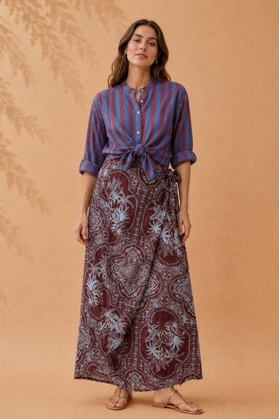 Camicia con collo coreano a righe blu e bordeaux in cotone
