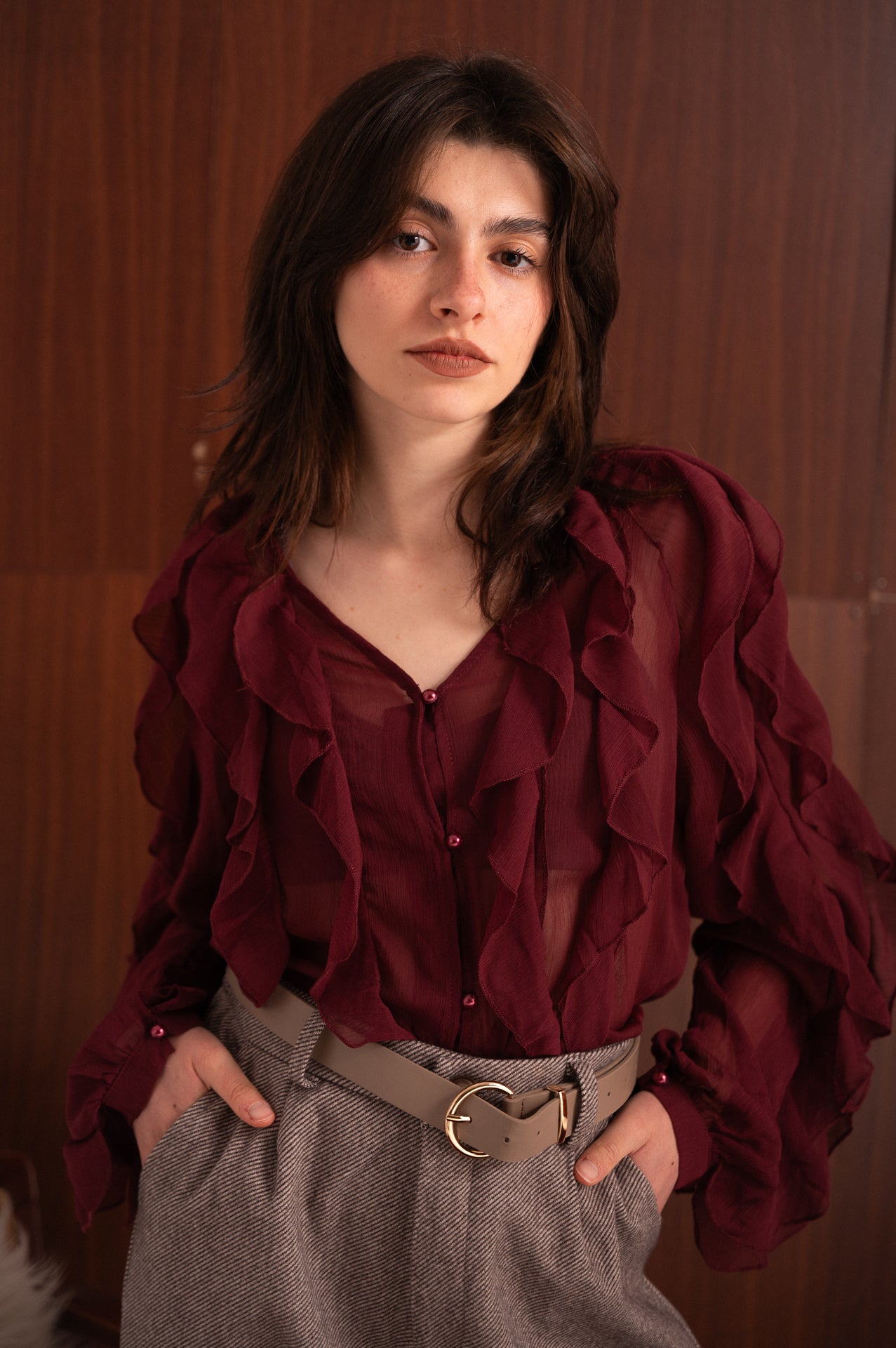 Blusa bordeaux con Volant e Scollo a V