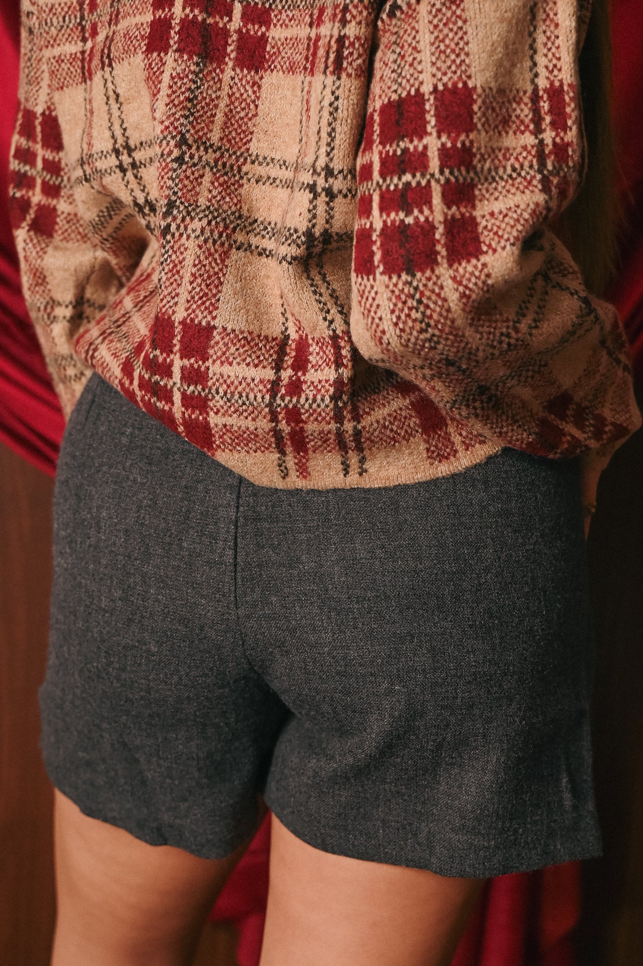 Cardigan Donna Tartan Bottoni Oro | Giacchino Scozzese Beige/Rosso | Stile Preppy-Chic