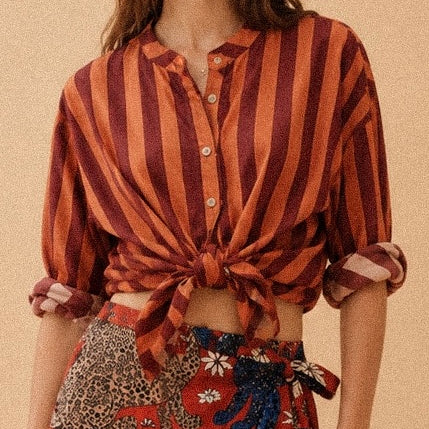 Camicia a righe ruggine e marrone con colletto coreano