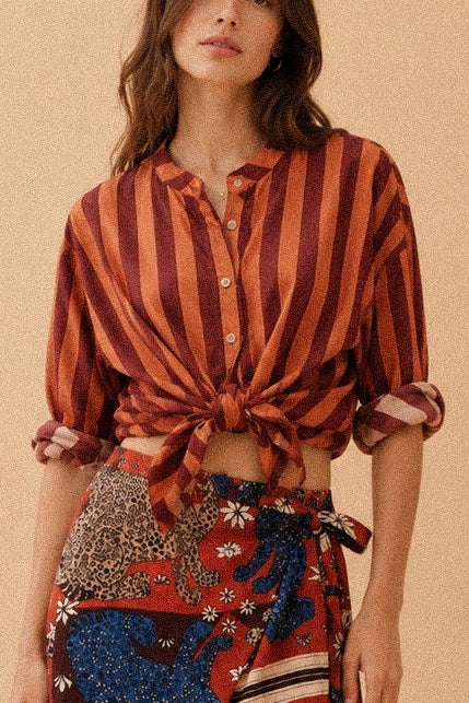Camicia a righe ruggine e marrone con colletto coreano