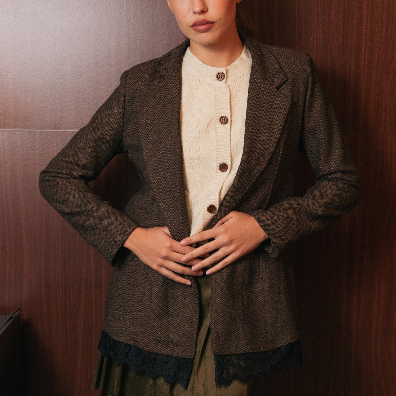 Blazer Lungo Spigato Marrone con Dettaglio in Pizzo