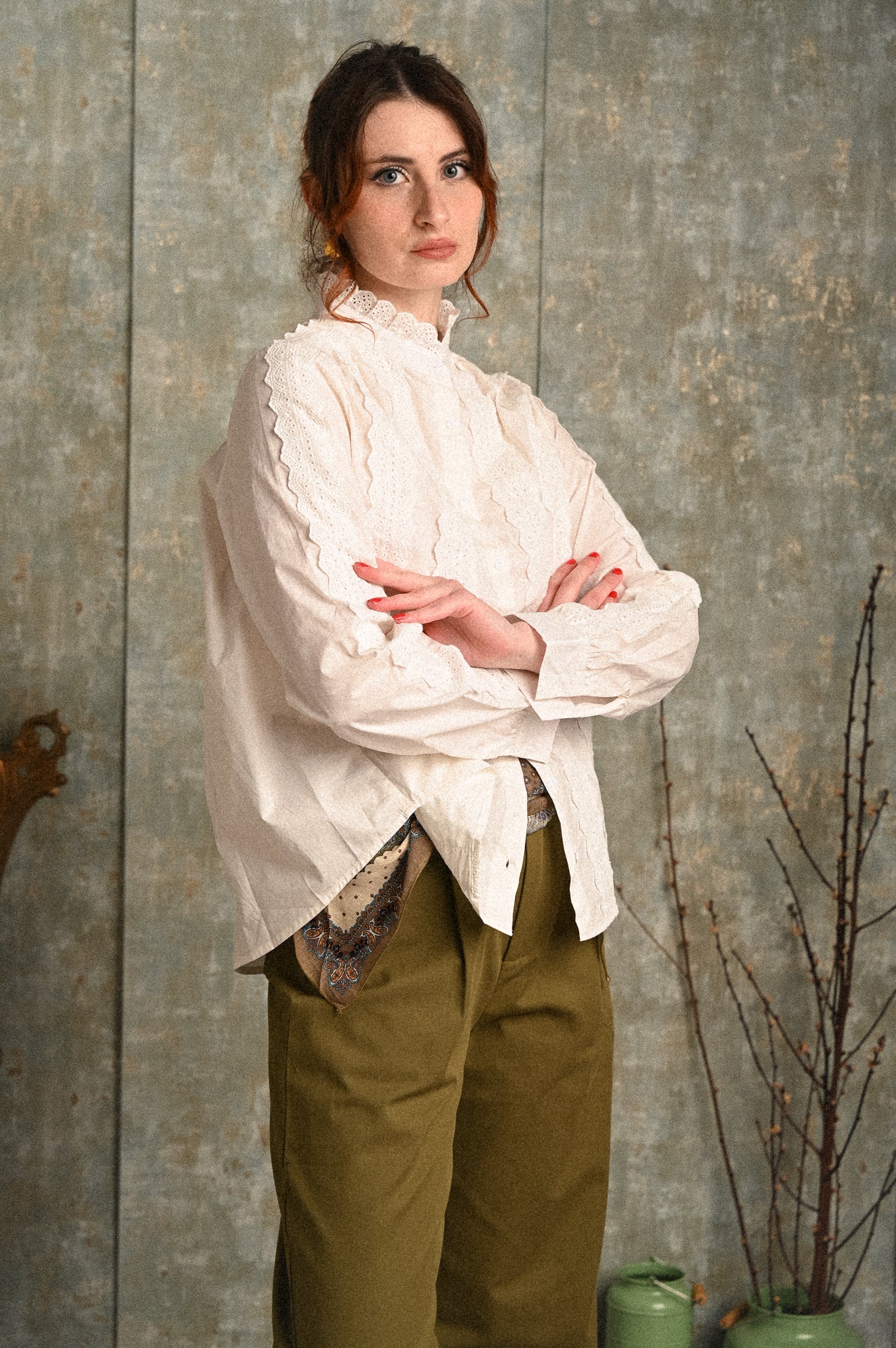 Camicia bianca ricamata Achillea – collo alto e dettagli sangallo