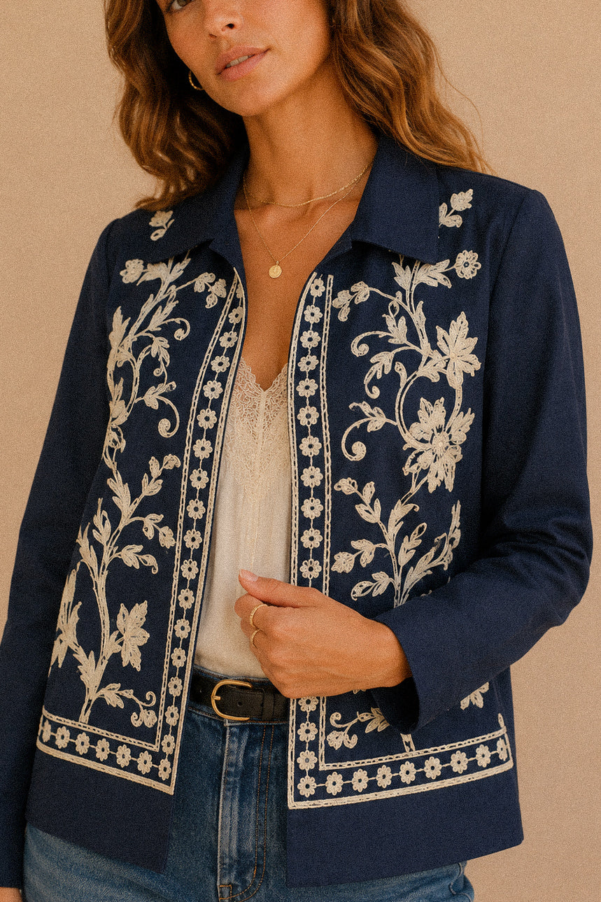 Giacca “Midnight Écru” – giacca blu con ricami floreali