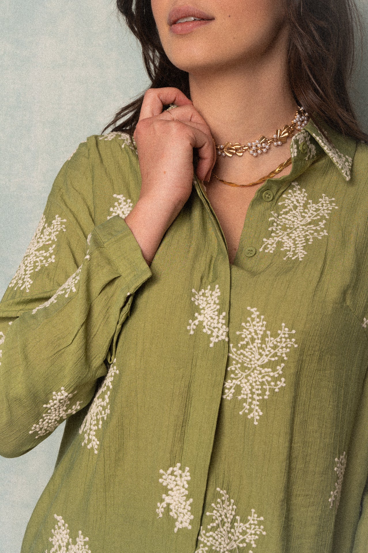 Camicia kaki con soffione ricamato