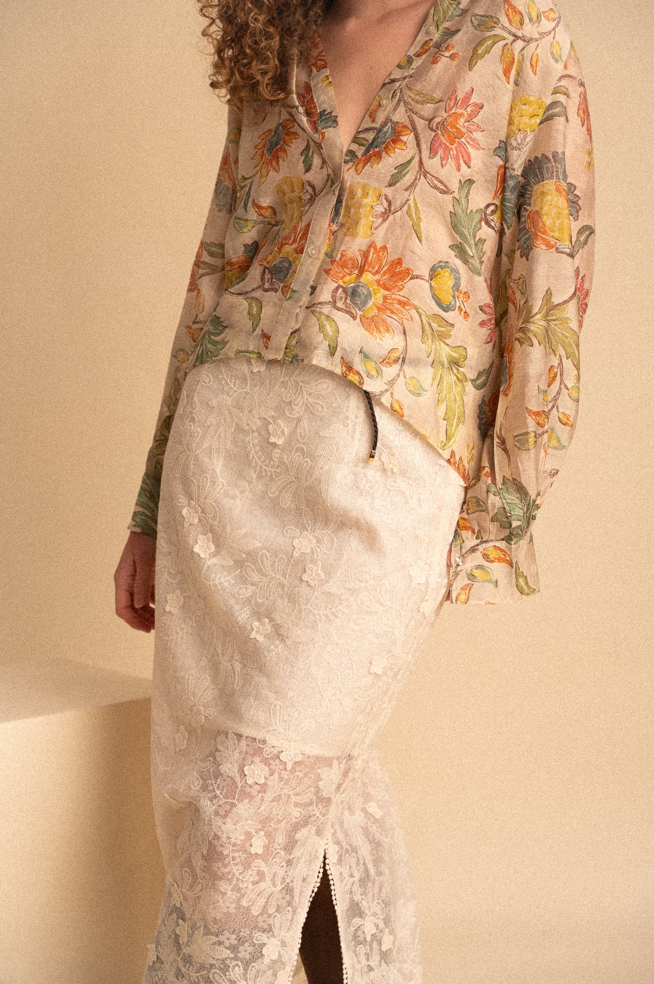 Gonna Lunga in Pizzo Ricamato Bianca con Spacco e Cintura