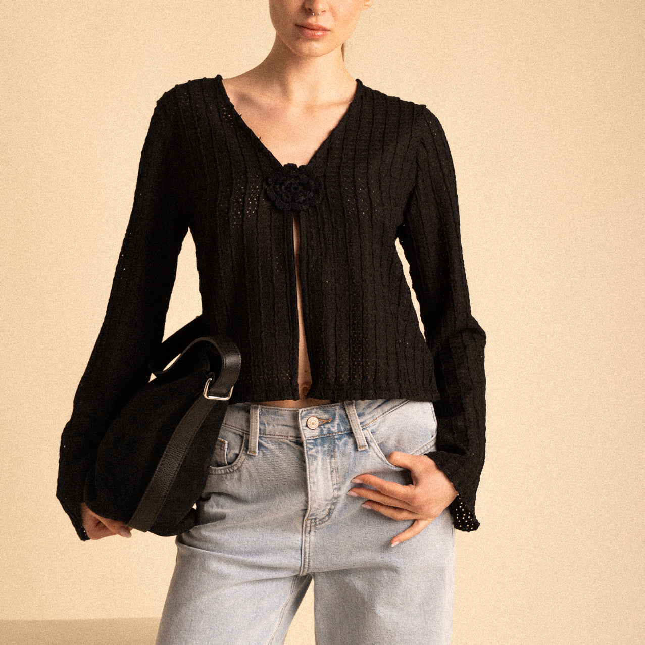 Cardigan Nero Traforato a Coste con Rosa Crochet