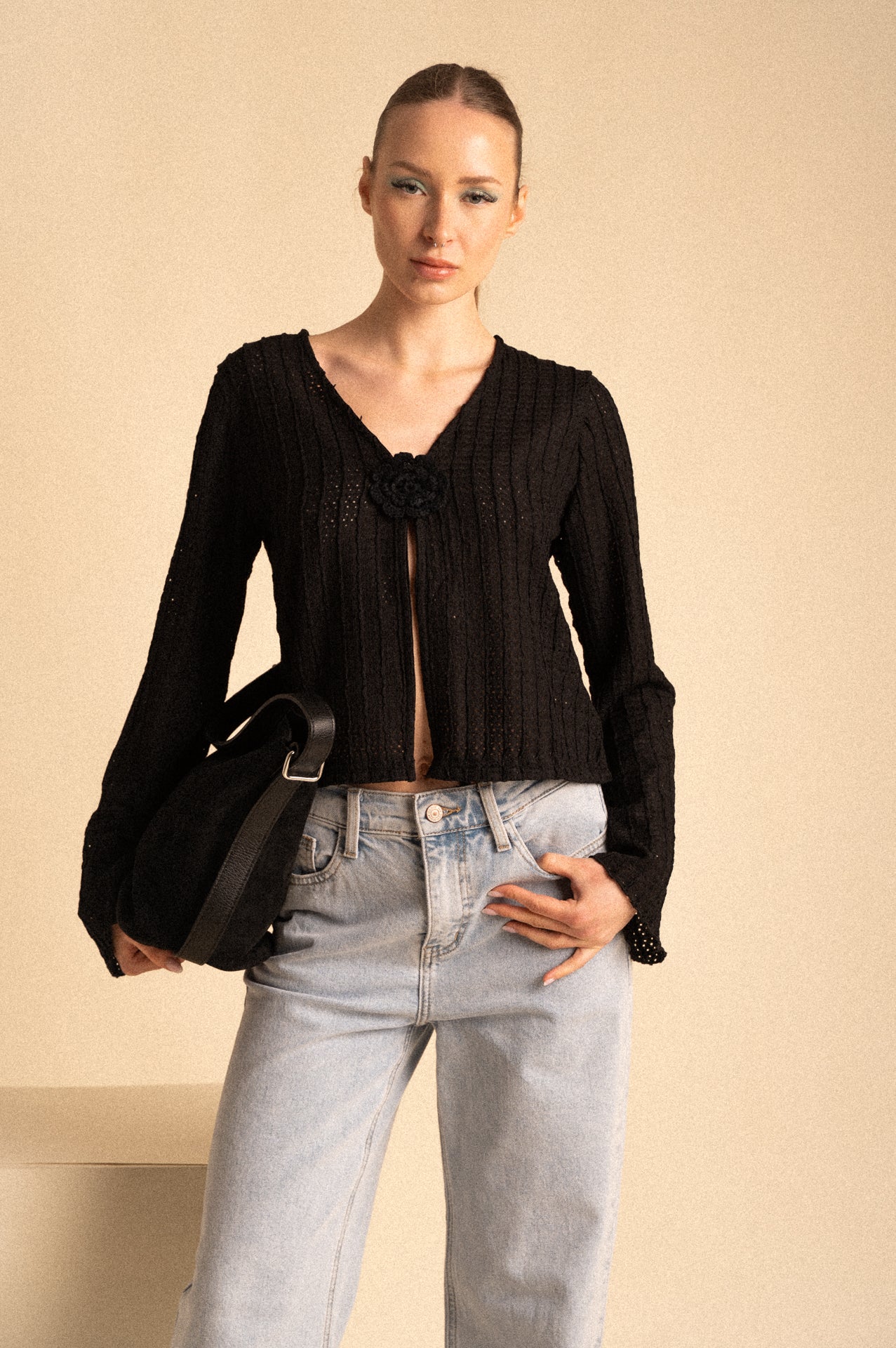 Cardigan Nero Traforato a Coste con Rosa Crochet