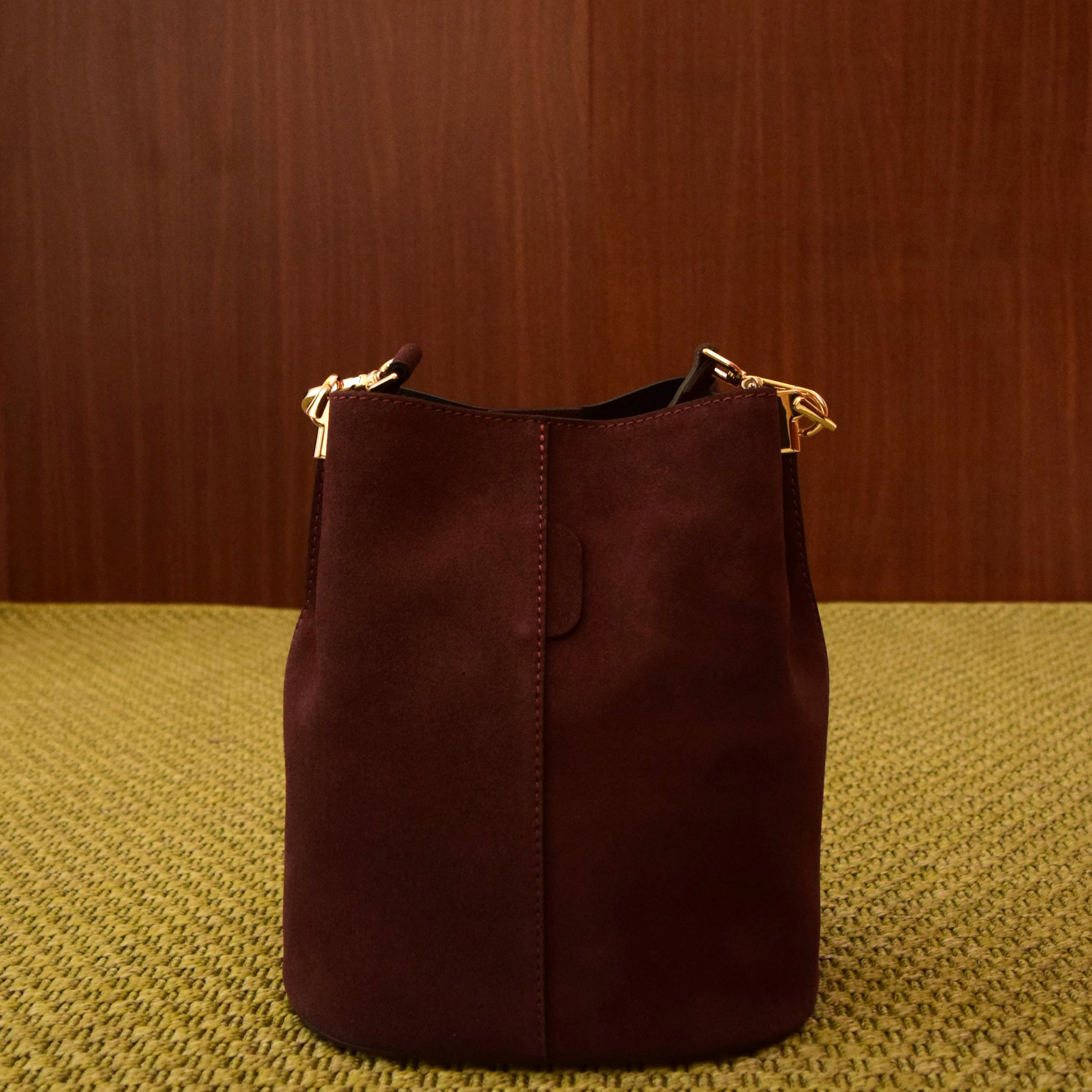 Borsa secchiello color wine in pelle scamosciata