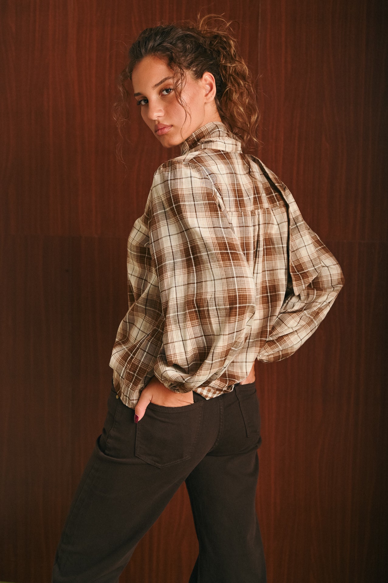 Camicia donna a quadri con colletto lavallière e bottoni