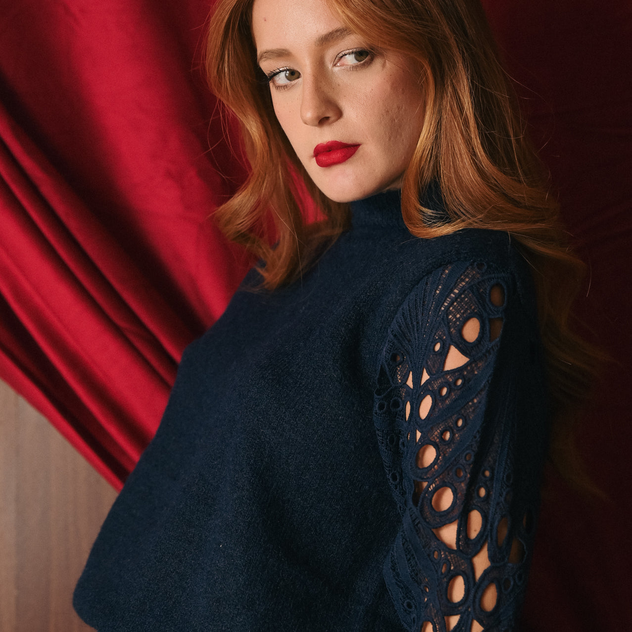 Maglione Blu Notte Elegante con Maniche in Macramè | Misto lana