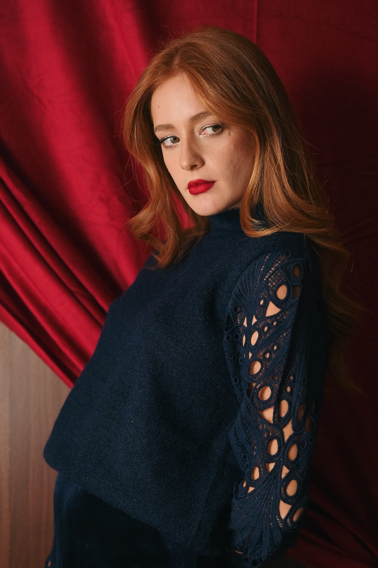 Maglione Blu Notte Elegante con Maniche in Macramè | Misto lana