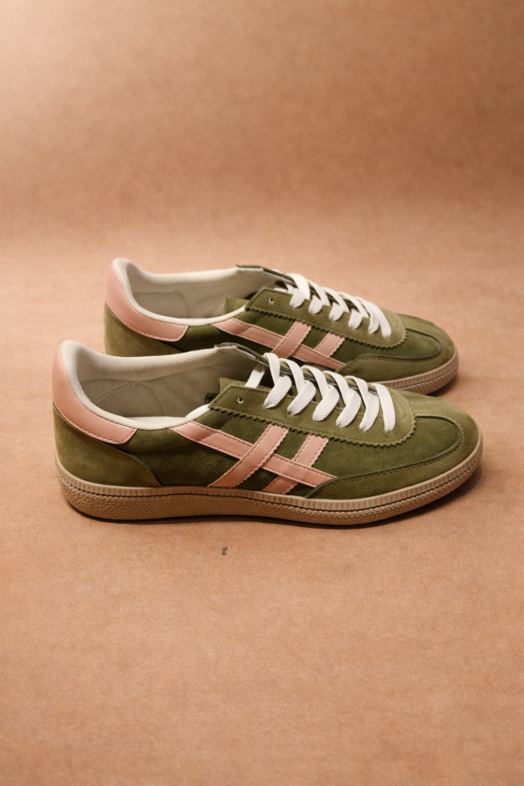 Sneakers Leccis verde effetto camoscio con dettagli rosa