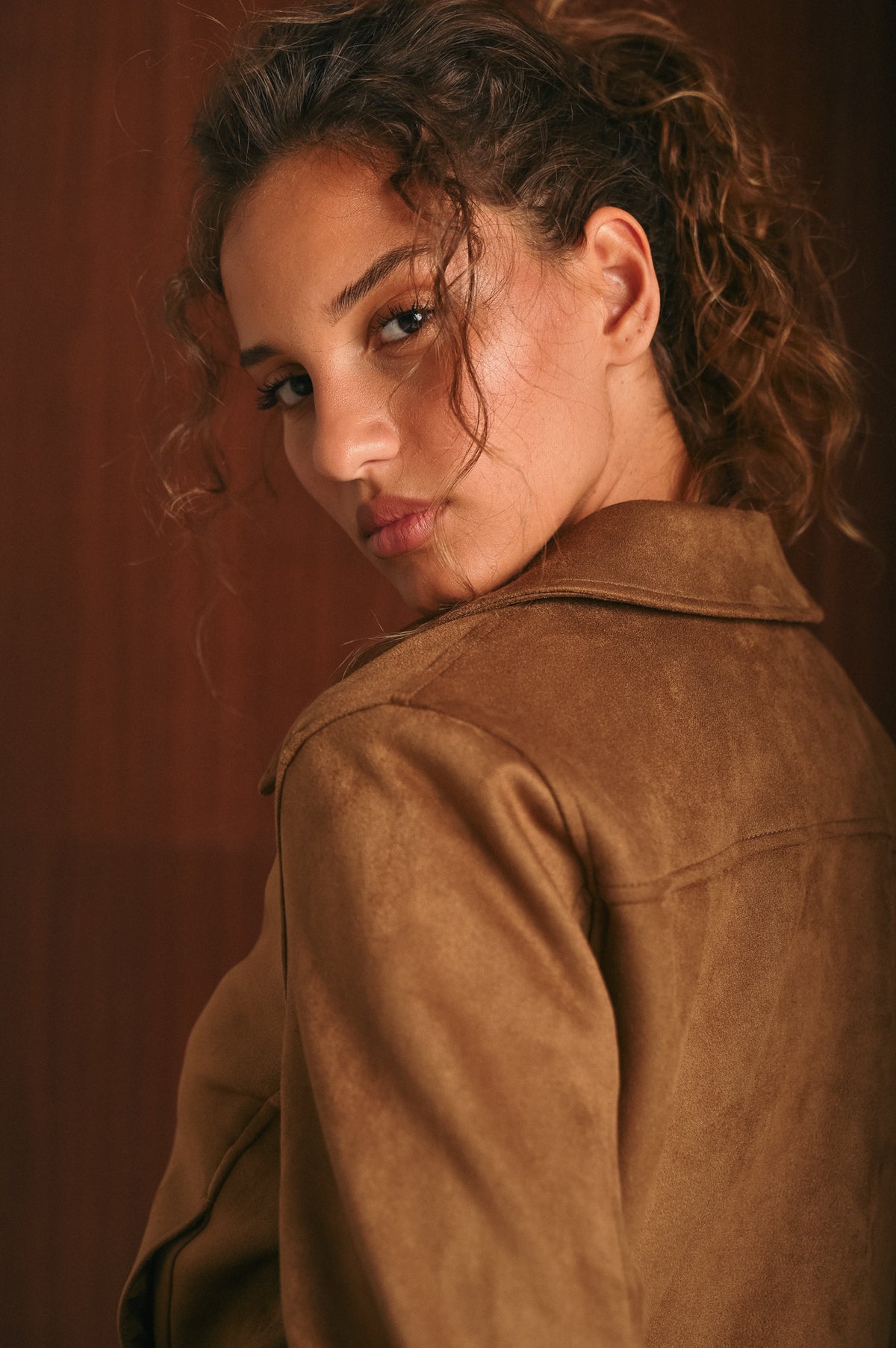 Giacca donna effetto suede color cammello – modello crop
