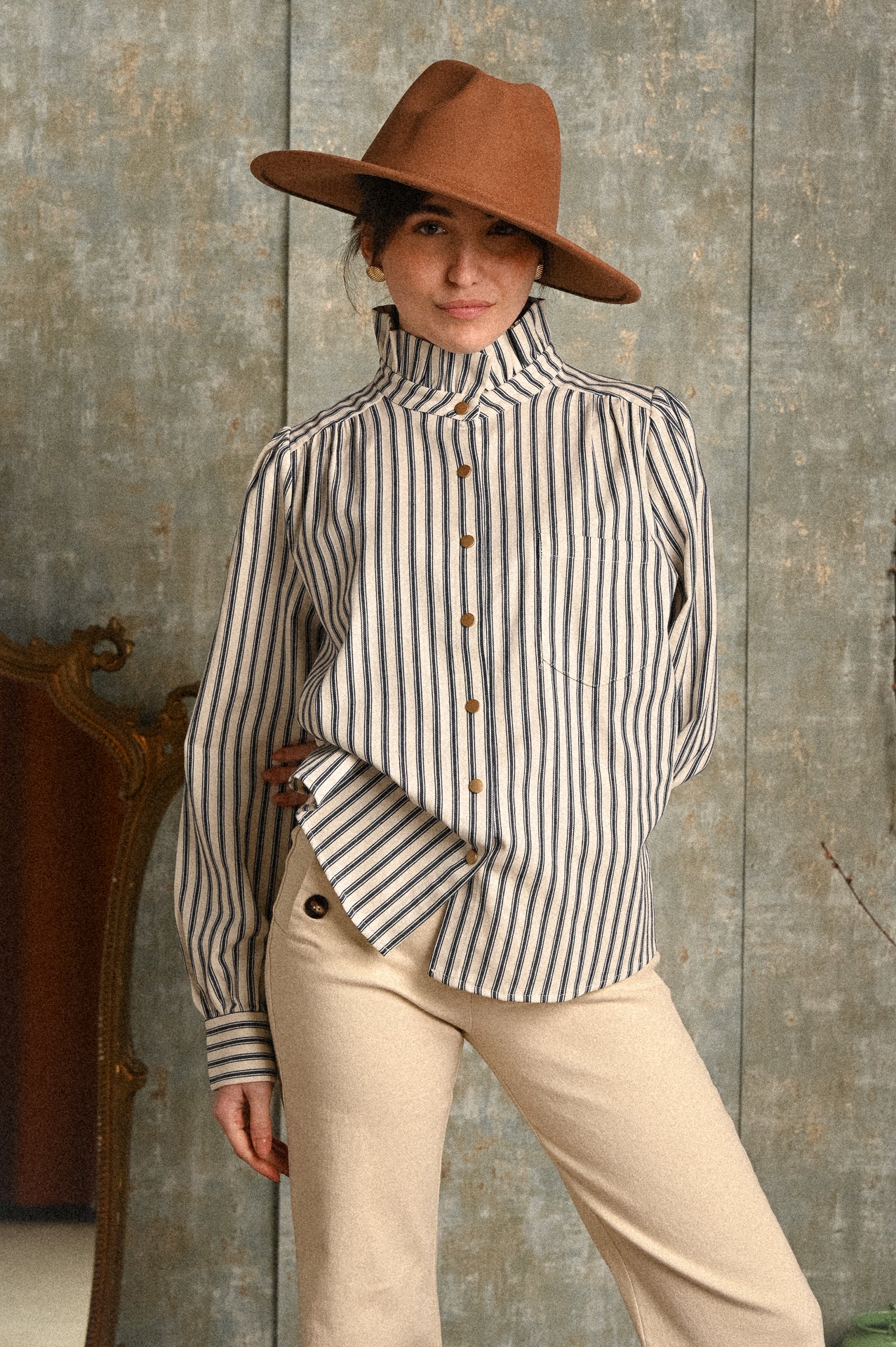 Camicia donna a righe Violetta con colletto alto in cotone, vestibilità morbida ed elegante, dettaglio righe verticali
