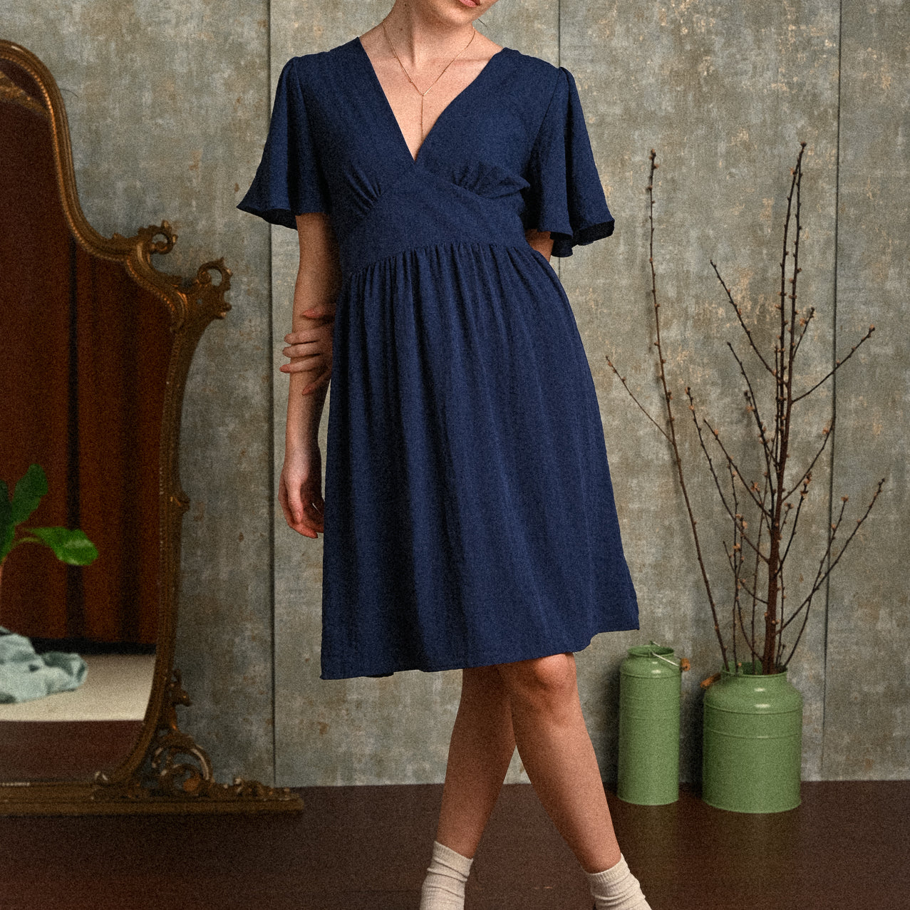 Abito Orchidea blu donna in viscosa con scollo a V, schiena con laccio regolabile e vita elasticizzata, vestibilità morbida elegante