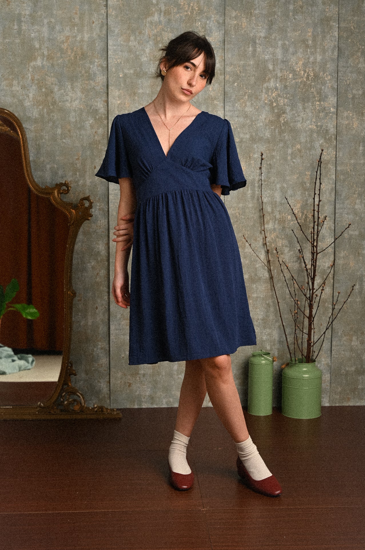 Abito Orchidea blu donna in viscosa con scollo a V, schiena con laccio regolabile e vita elasticizzata, vestibilità morbida elegante