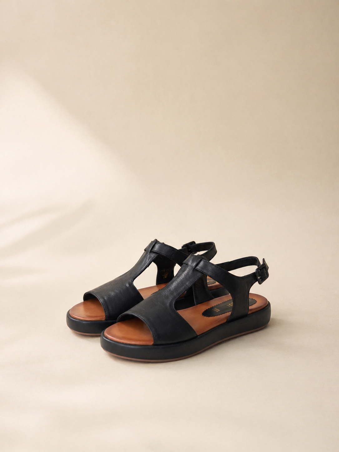 Sandalo T-Bar in Pelle Nero con Plateau 3 cm e Cinturino Regolabile