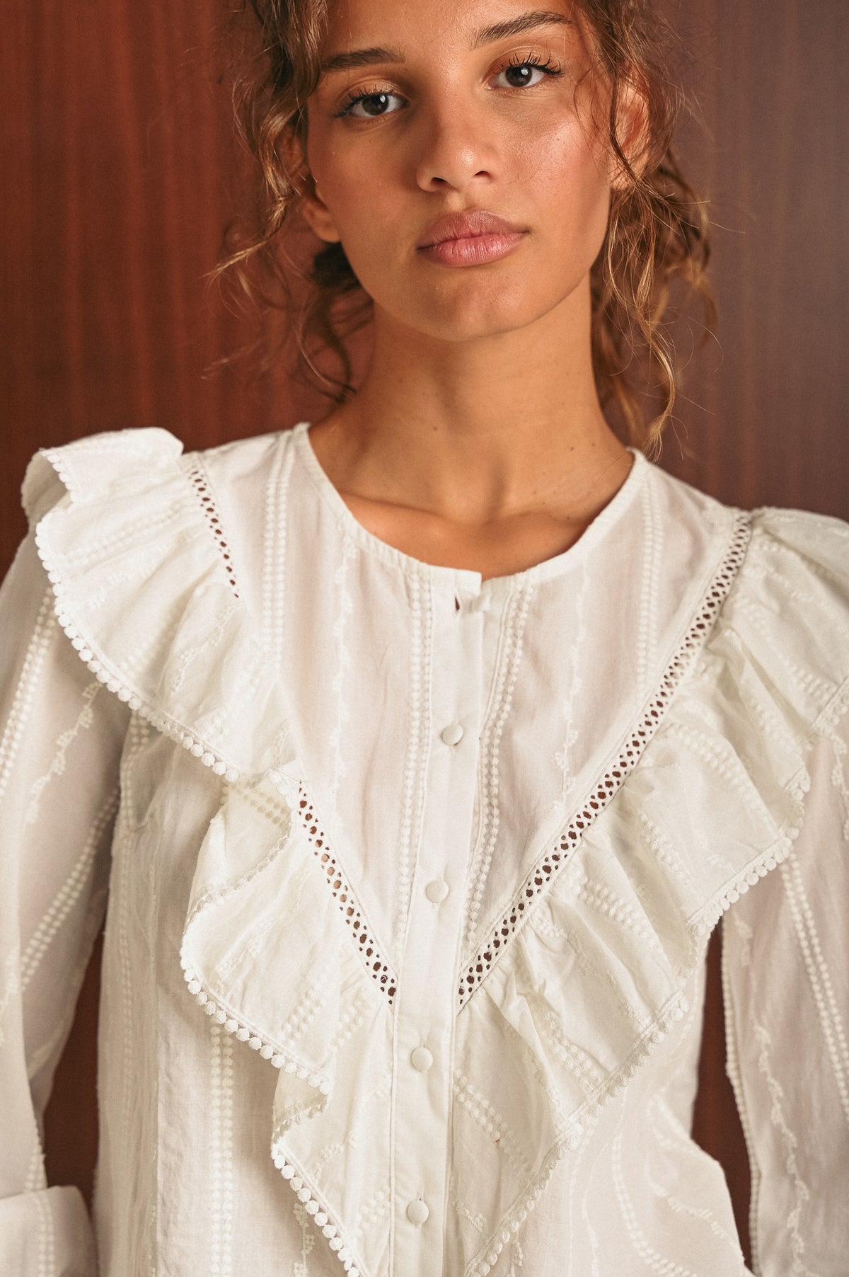 Camicia Donna Bianca in Cotone 100% con Maxi Volant Ricamati e Inserti Sangallo