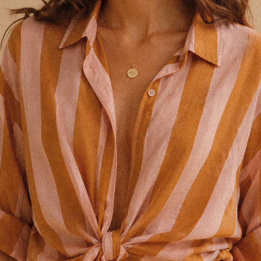 Camicia a righe rosa e marrone con bottoni sulle maniche