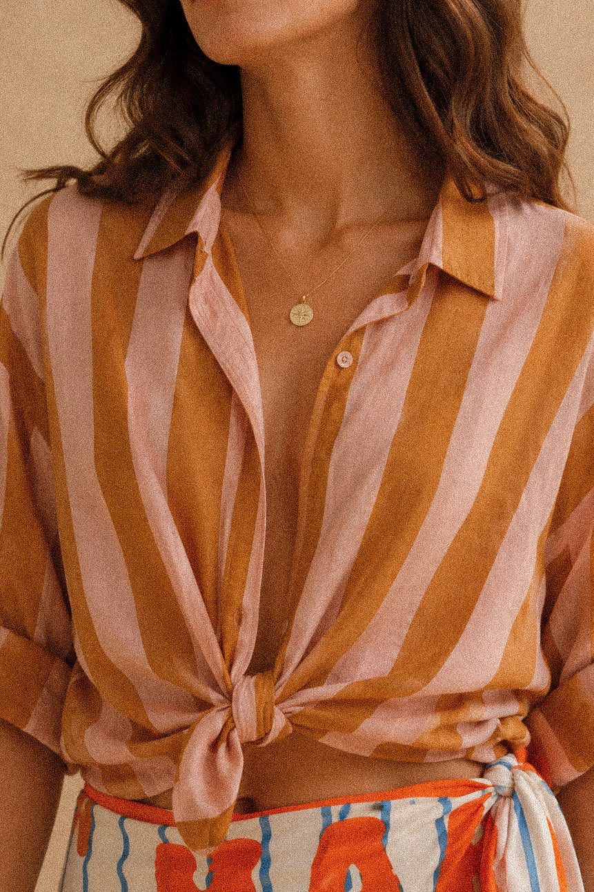 Camicia a righe rosa e marrone con bottoni sulle maniche