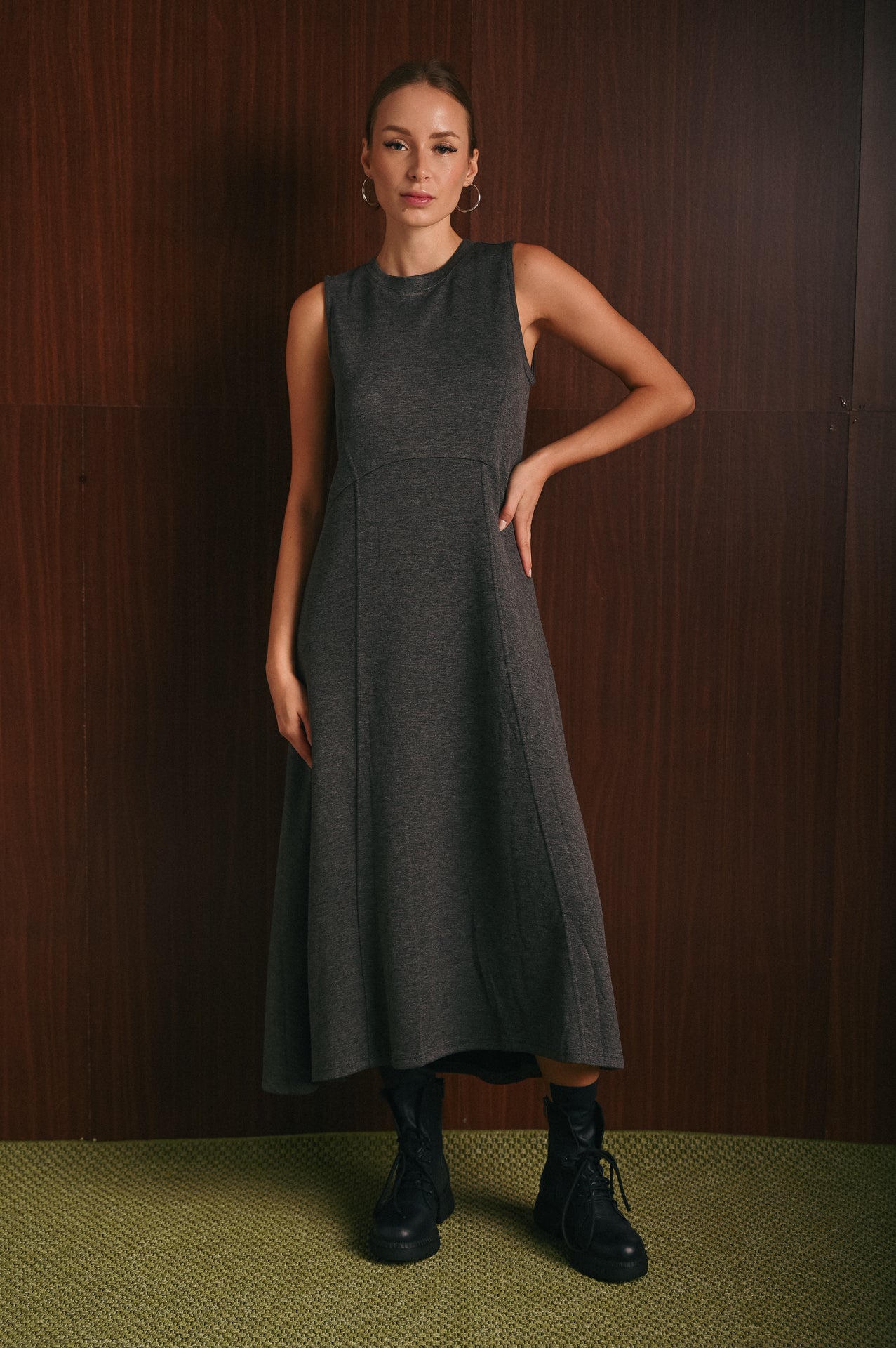 Abito Donna Grigio Lungo Smanicato con Gonna Drappeggiata e Spacco Laterale