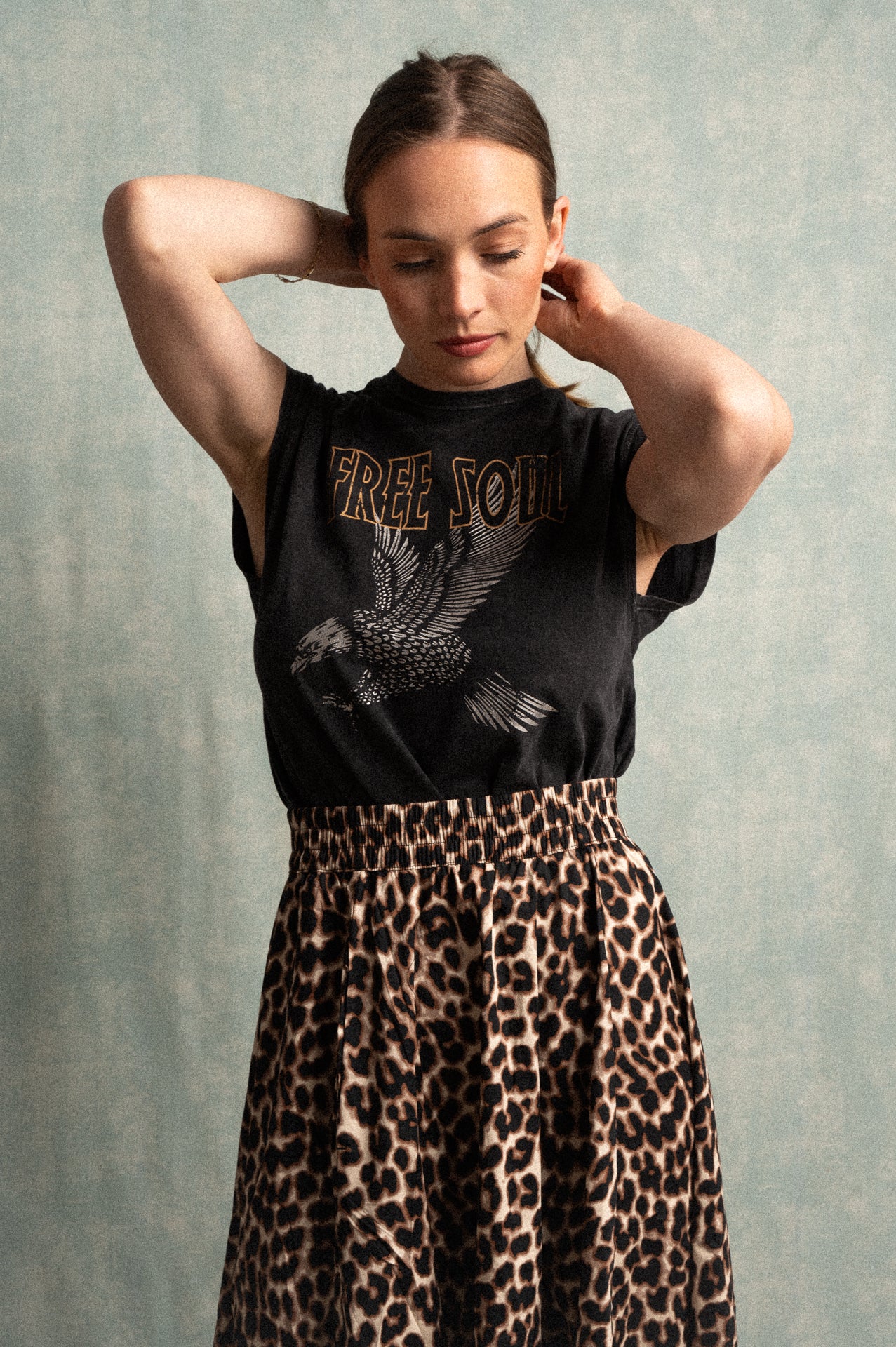 T-shirt smanicata nera con stampa