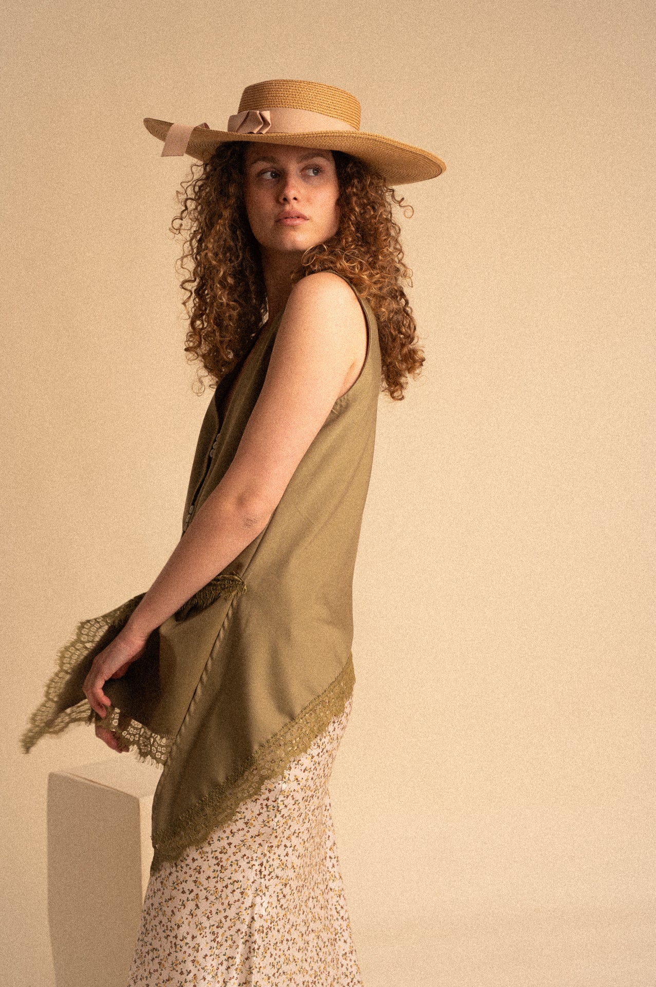 Gilet Donna Oliva con Inserto in Pizzo e Bottoni Frontali