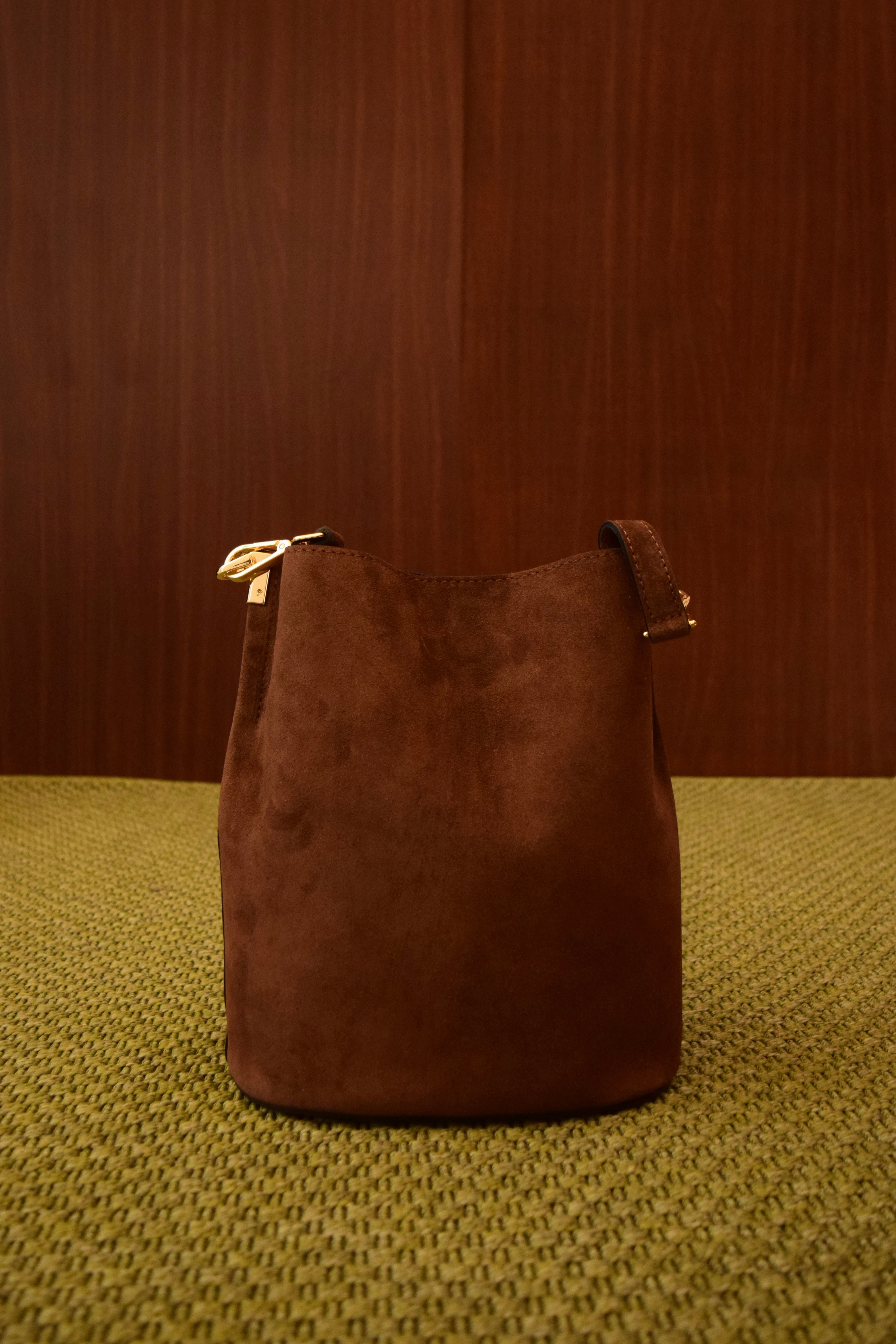 Borsa secchiello color cuoio in pelle scamosciata