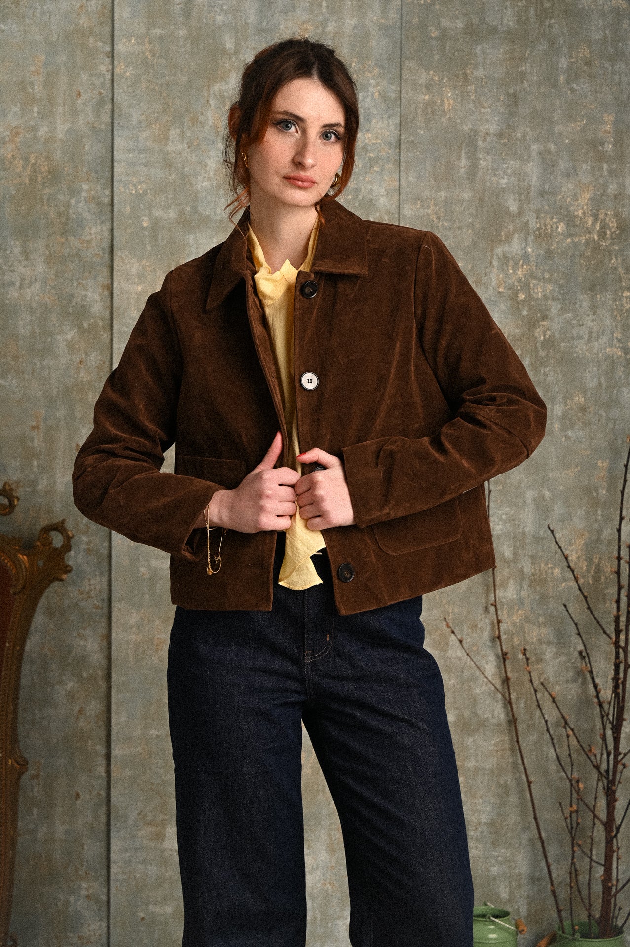 Giacca effetto camoscio Noce color cioccolato con bottoni e tasche frontali