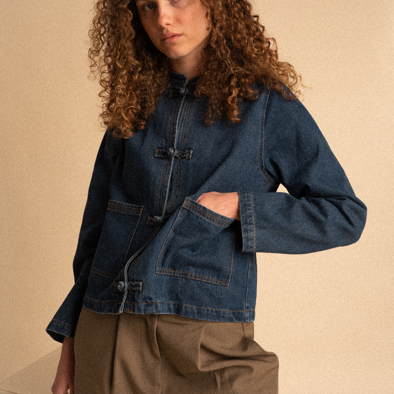 Giacca mandarin collet in Denim con Chiusura frog closure