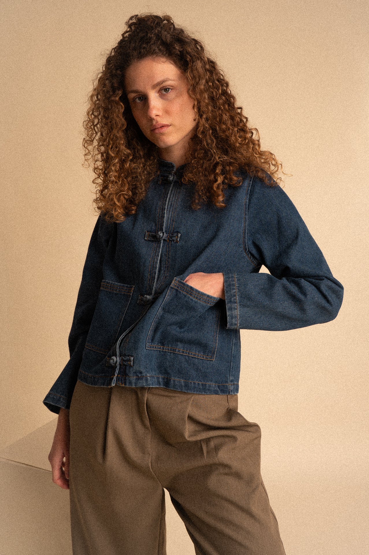 Giacca mandarin collet in Denim con Chiusura frog closure
