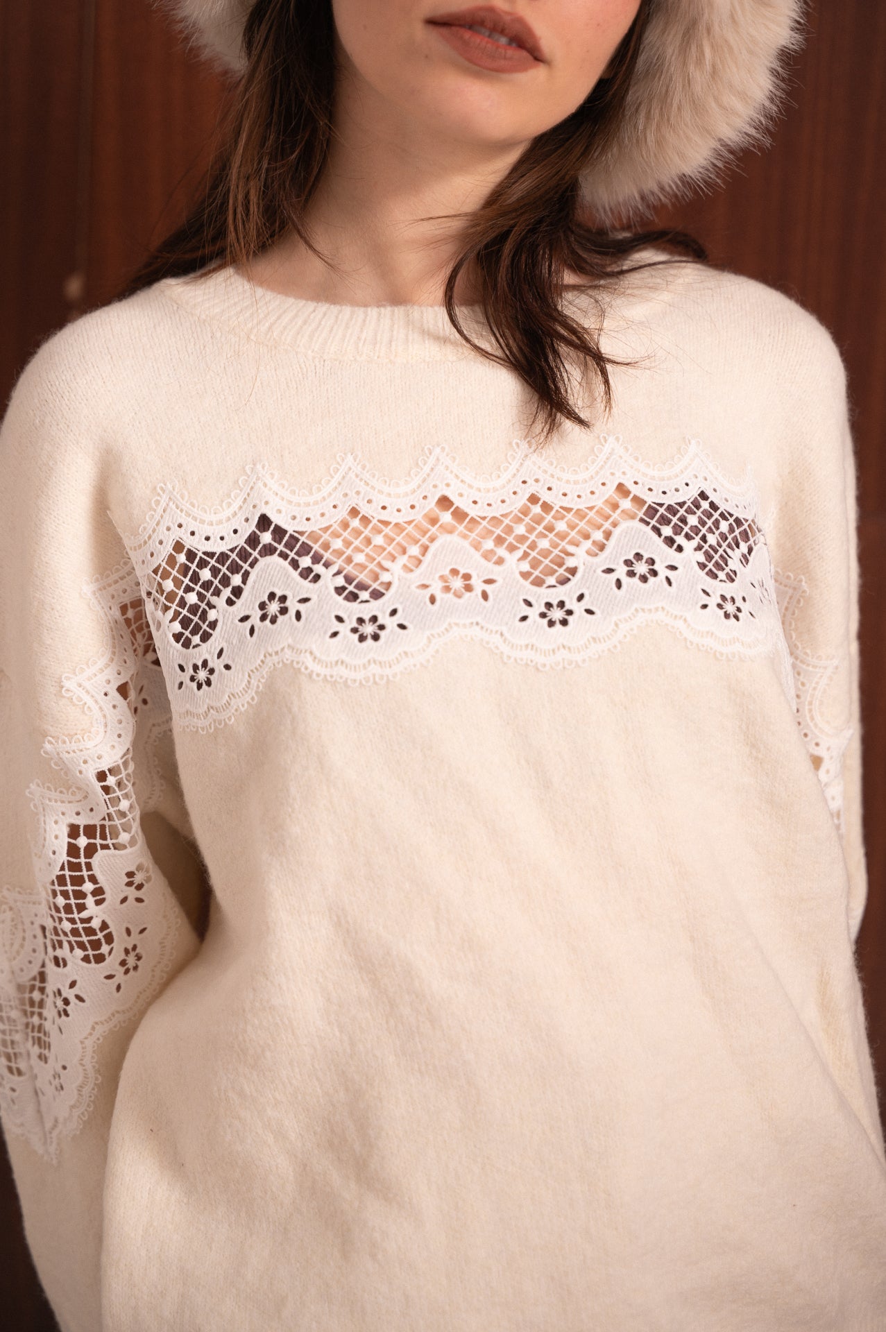 Maglione panna donna con inserti in pizzo e dettagli romantici