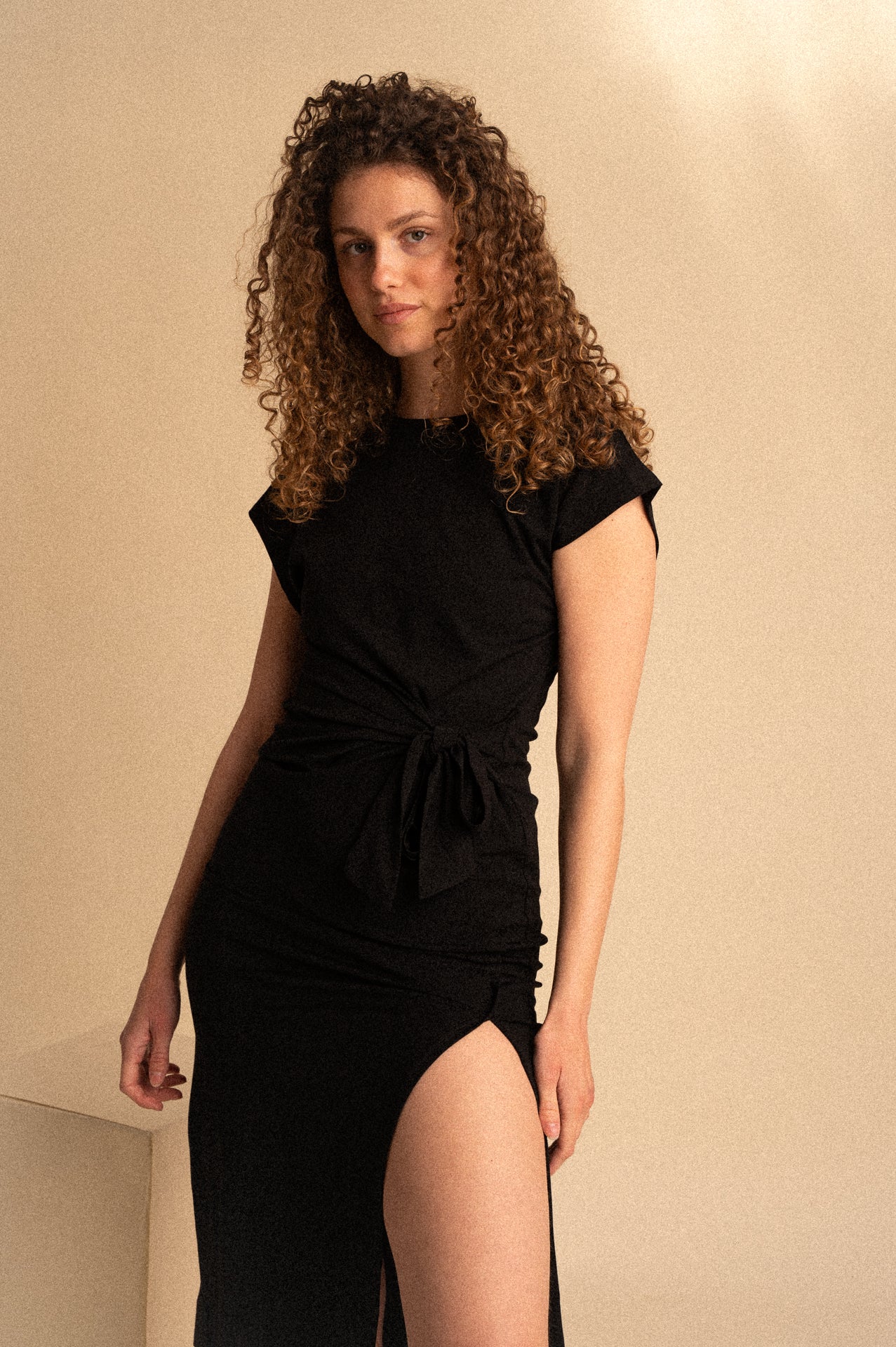 Abito Midi nero Drappeggiato con Nodo Laterale e Spacco