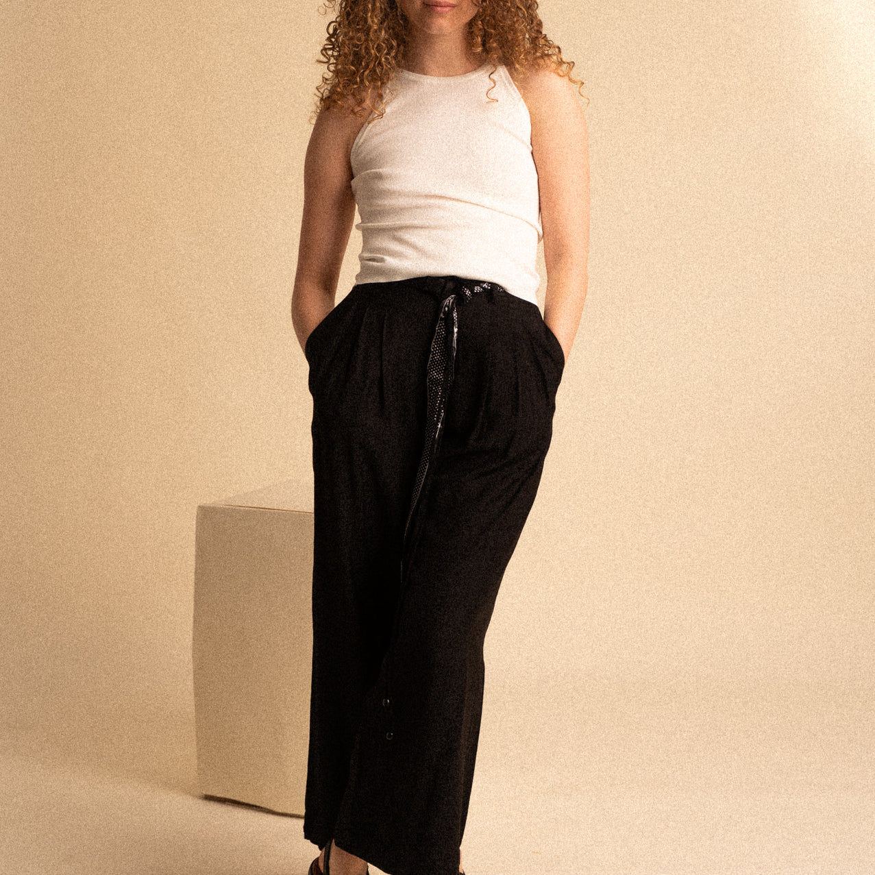 Pantalone Palazzo Nero Donna con Cintura Fantasia
