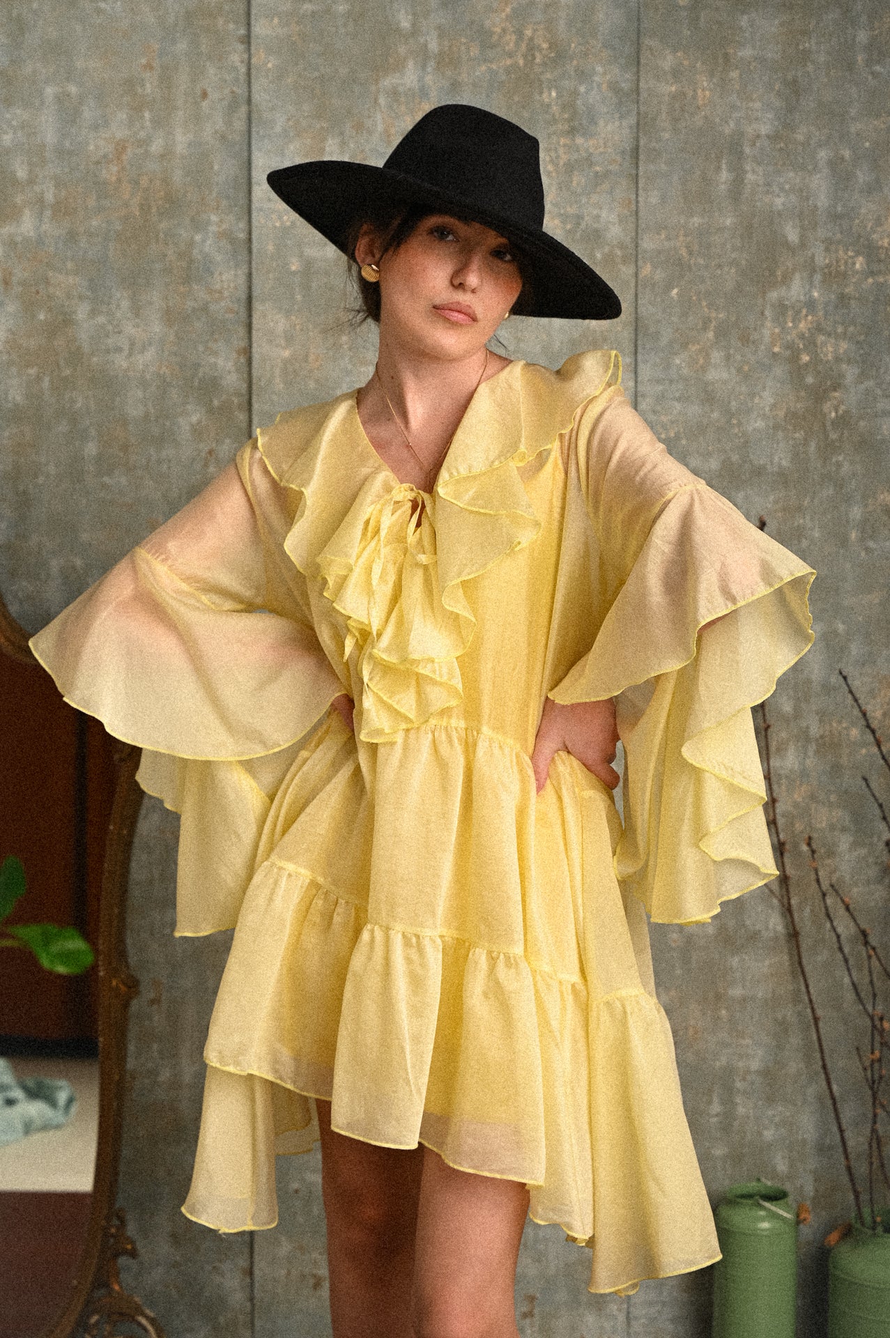 Abito Gaura color zafferano in chiffon