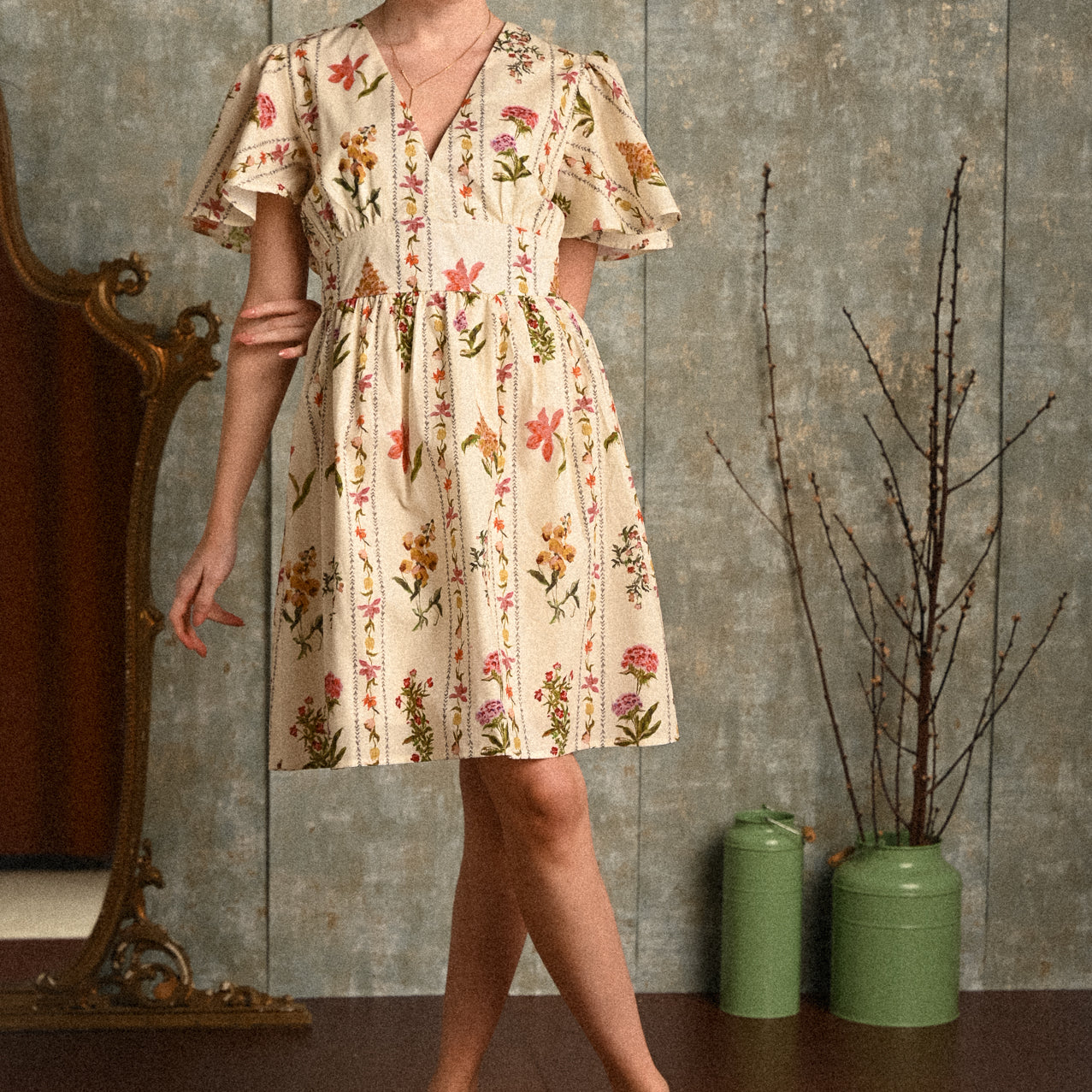 Abito corto donna Calla in cotone fantasia botanica con maniche corte e elastico in vita posteriore, vestibilità morbida