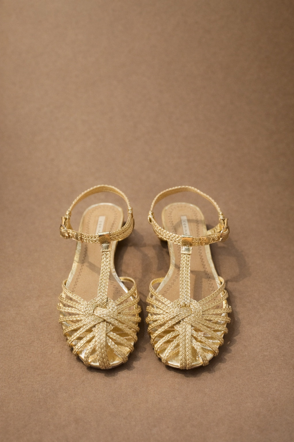 Sandali Gioiello Intrecciati Oro con Cinturino – Flat Eleganti in Ecopelle Intrecciata