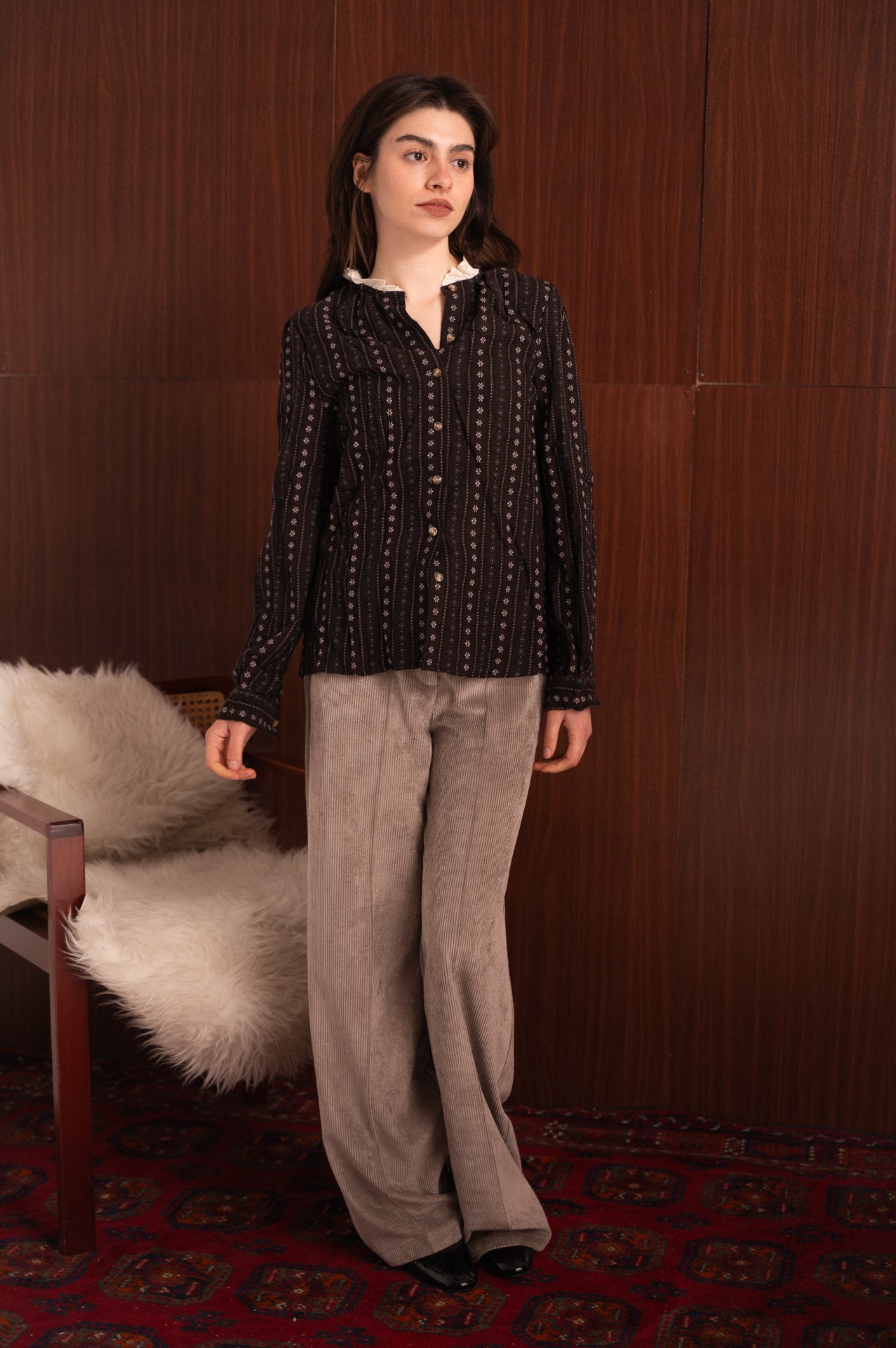 Camicia marrone donna con ricami delicati e colletto romantico